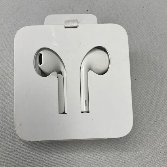 Apple Earbuds includes Box and Lightning Connector - Picture 4 of 4